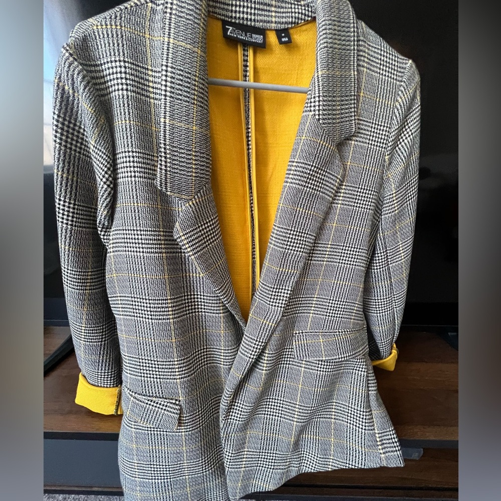 Beautiful open blazer black, white and yellow.